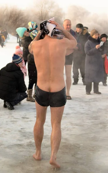 Petropavlovsk, Kazakistan - 19 Ocak 2018: vaftiz. Kışın buz delik insanlar yüzmek.