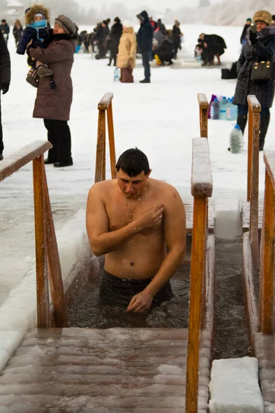 Petropavlovsk, Kazakistan - 19 Ocak 2018: vaftiz. Kışın buz delik insanlar yüzmek.