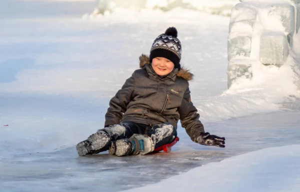 Petropavlovsk Kazakhstan Gennaio 2019 Bambini Cavalcano Una Collina Ghiacciata Adulti — Foto Stock