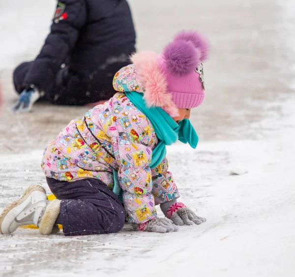 Petropavlovsk, Kazakistan - 13 Ocak 2019: Çocuk buzlu bir tepede binmek. Yetişkinler ve çocuklar parkta birlikte sakin ol.