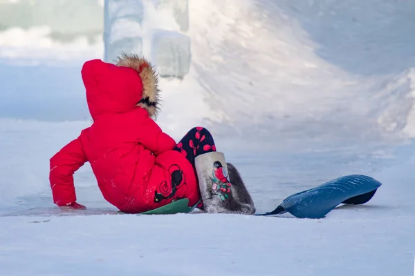 Petropavlovsk Καζακστάν Ιανουαρίου 2019 Βόλτα Παιδιά Ένα Παγωμένο Λόφο Ενήλικες — Φωτογραφία Αρχείου