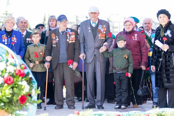Petropavlovsk, Kazakistan - 9 Mayıs 2016: 9 Mayıs 2016 Petropavlovsk, Kazakistan'daki zafer günü. Ölü savaş anısına. Üyeler mutlu.