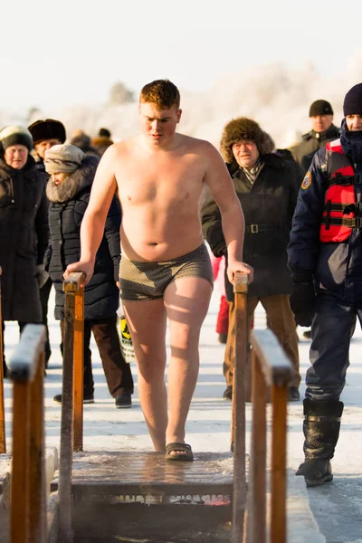 Petropavlovsk, Kazakistan - 19 Ocak 2018: vaftiz. Kışın buz delik insanlar yüzmek.