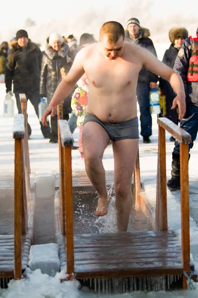 Petropavlovsk, Kazakistan - 19 Ocak 2018: vaftiz. Kışın buz delik insanlar yüzmek.