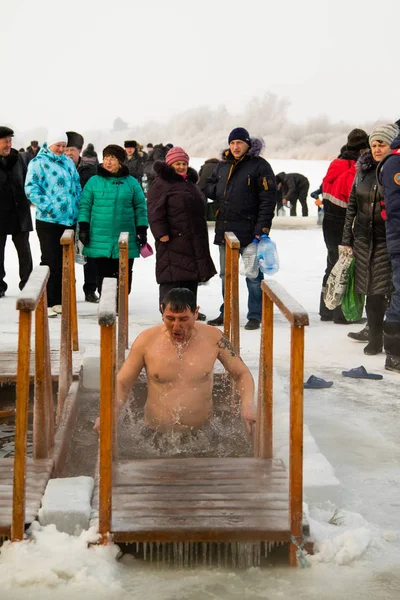 Petropavlovsk, Kazakistan - 19 Ocak 2018: vaftiz. Kışın buz delik insanlar yüzmek.