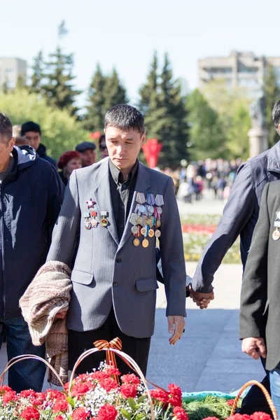 Petropavlovsk, Kazakistan - 9 Mayıs 2016: 9 Mayıs 2016 Petropavlovsk, Kazakistan'daki zafer günü. Ölü savaş anısına. Üyeler mutlu.