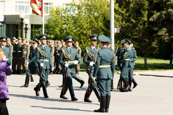 Petropavlovsk 7 Mayıs 2016: Resmi tatil. Defender'ı vatan günün Kazakistan'da 7 Mayıs kutladı. Asker ve askeri. Toplu kutlamalar insanlar.