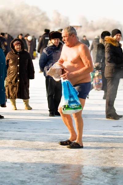 Petropavlovsk, Kazakistan - 19 Ocak 2018: vaftiz. Kışın buz delik insanlar yüzmek.