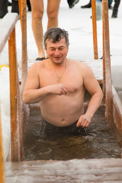 Petropavlovsk, Kazakistan - 19 Ocak 2018: vaftiz. Kışın buz delik insanlar yüzmek.
