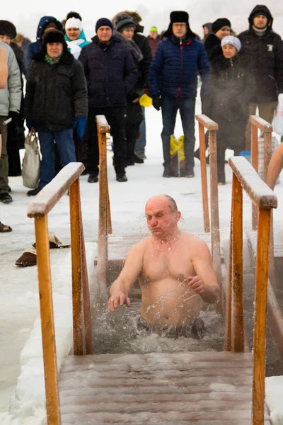 Petropavlovsk, Kazakistan - 19 Ocak 2018: vaftiz. Kışın buz delik insanlar yüzmek.