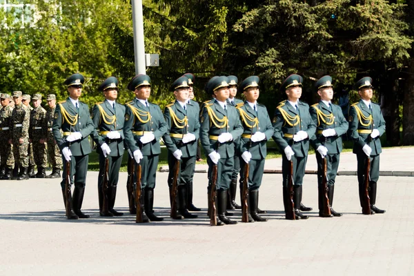 Petropavlovsk 7 Mayıs 2016: Resmi tatil. Defender'ı vatan günün Kazakistan'da 7 Mayıs kutladı. Asker ve askeri. Toplu kutlamalar insanlar.