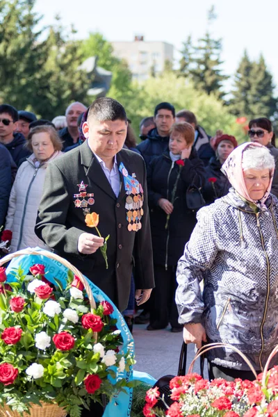 Petropavlovsk, Kazakistan - 9 Mayıs 2016: 9 Mayıs 2016 Petropavlovsk, Kazakistan'daki zafer günü. Ölü savaş anısına. Üyeler mutlu.