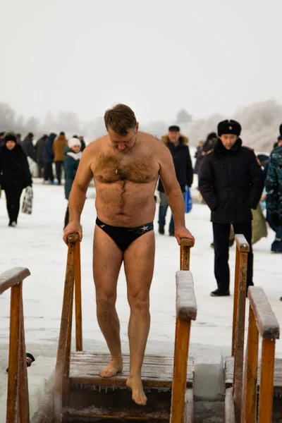 Petropavlovsk, Kazakistan - 19 Ocak 2018: vaftiz. Kışın buz delik insanlar yüzmek.