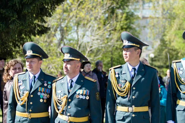 Petropavlovsk, Kazakistan - 9 Mayıs 2016: 9 Mayıs 2016 Petropavlovsk, Kazakistan'daki zafer günü. Ölü savaş anısına. Üyeler mutlu.