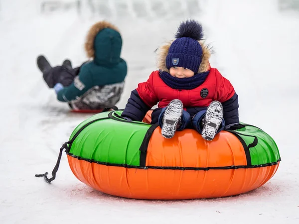 Petropavlovsk Kazachstan Januari 2019 Kinderen Rijden Een Ijzige Heuvel Volwassenen — Stockfoto