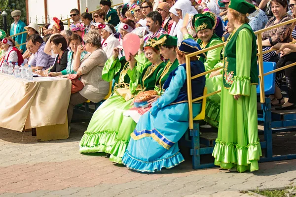 ペトロパブロフスク カザフスタン 2016 北カザフスタン地域の 質量の祭典民族民俗衣装の人々 を祝うペトロパブロフスク路上 — ストック写真