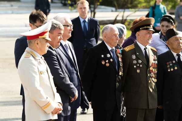 Petropavlovsk 7 Mayıs 2016: Resmi tatil. Defender'ı vatan günün Kazakistan'da 7 Mayıs kutladı. Asker ve askeri. Toplu kutlamalar insanlar.