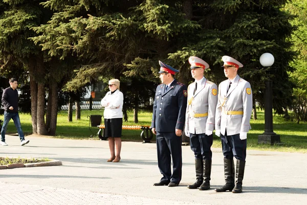 Petropavlovsk 7 Mayıs 2016: Resmi tatil. Defender'ı vatan günün Kazakistan'da 7 Mayıs kutladı. Asker ve askeri. Toplu kutlamalar insanlar.