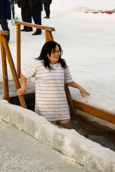 Petropavlovsk, Kazakistan - 19 Ocak 2018: vaftiz. Kışın buz delik insanlar yüzmek.