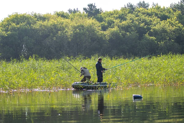 Petropavlovsk, Kazakistan - 28 Temmuz 2018: İnsanlar göl kenarında lastik gemilerde balıkçılar, balık. Lake Pestroe, Petropavlovsk, Kazakistan.