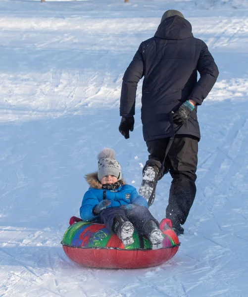Petropavlovsk, Kazakistan - 23 Aralık 2018: çocuklar ve ebeveynler Kayak Kış bir kızak üzerinde. Kazakistan, spor tatil.