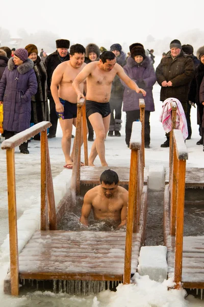 Petropavlovsk Kazakhstan Enero 2018 Bautismo Gente Nada Agujero Hielo Invierno — Foto de Stock