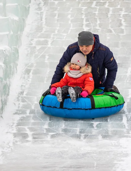 Petropavlovsk Kazakhstan Gennaio 2019 Bambini Cavalcano Una Collina Ghiacciata Adulti — Foto Stock