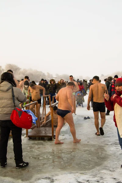 Petropavlovsk, Kazakistan - 19 Ocak 2018: vaftiz. Kışın buz delik insanlar yüzmek.