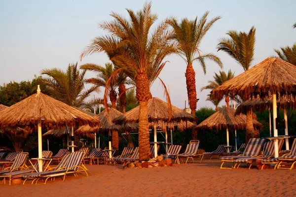 Mısır, Sharm El Sheikh -20 Temmuz 2018: plaj tatil, Bay Na'ama Bai, kumlu plaj denizin insanlar ölüyor. Red Sea'deki/daki Sina Yarımadası.