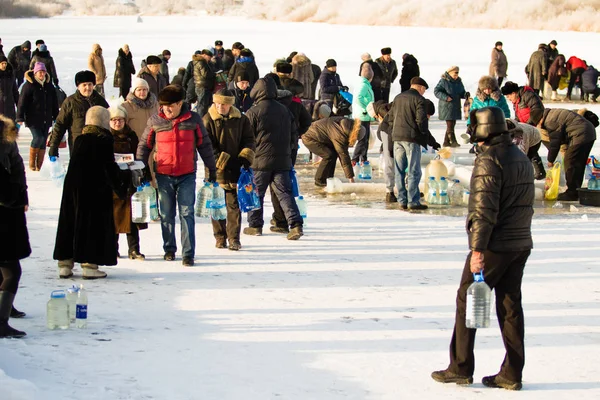 Petropavlovsk, Kazakistan - 19 Ocak 2018: vaftiz. Kışın buz delik insanlar yüzmek.