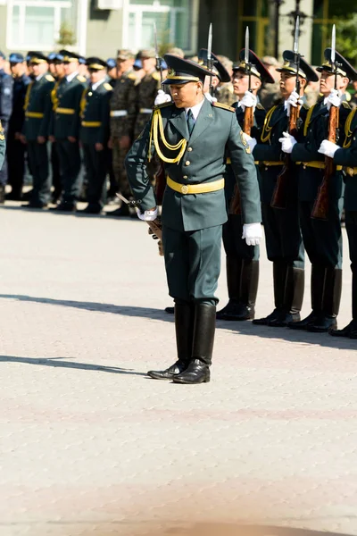 ペトロパブロフスク 2016 日祖国の擁護者は カザフスタンで 日に祝われます 兵士や軍 大量のお祝いの人々 — ストック写真