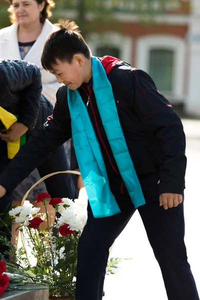 Petropavlovsk 7 Mayıs 2016: Resmi tatil. Defender'ı vatan günün Kazakistan'da 7 Mayıs kutladı. Asker ve askeri. Toplu kutlamalar insanlar.