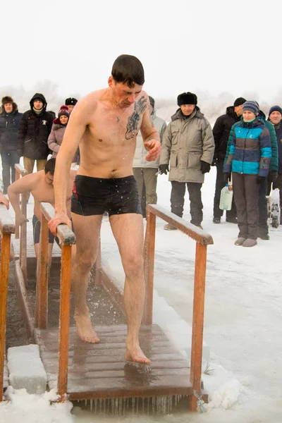 Petropavlovsk Kazakhstan Enero 2018 Bautismo Gente Nada Agujero Hielo Invierno — Foto de Stock