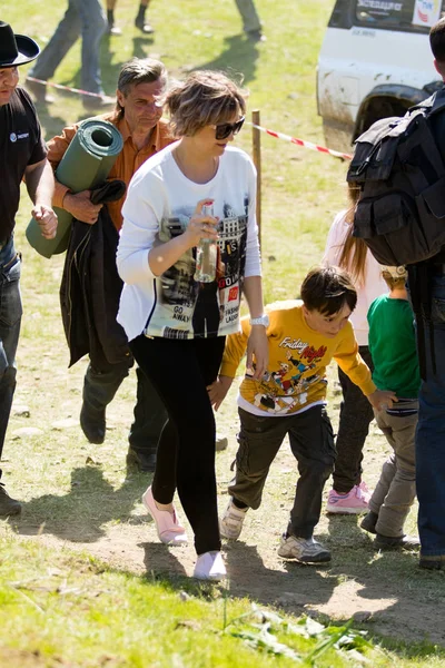 Kazakistan, Çimkent - 9 Nisan 2017. Erkekler kadınlar kadınlar çocuk dağlar bahar. Jöle manzara manzara.