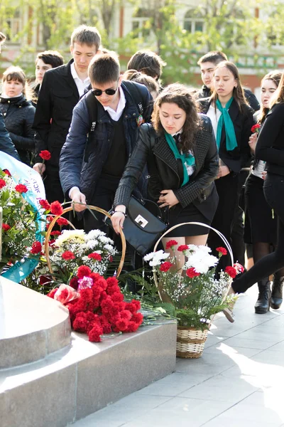 Petropavlovsk 7 Mayıs 2016: Resmi tatil. Defender'ı vatan günün Kazakistan'da 7 Mayıs kutladı. Asker ve askeri. Toplu kutlamalar insanlar.