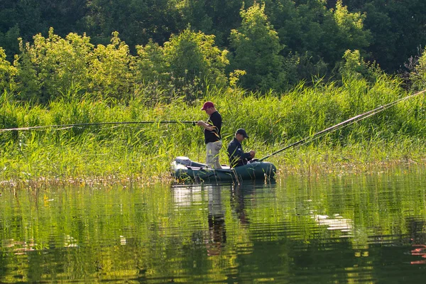 ペトロパブロフスク カザフスタン 2018 湖でゴムボートに人々 は魚します Pestroe ペトロパブロフスク カザフスタン — ストック写真