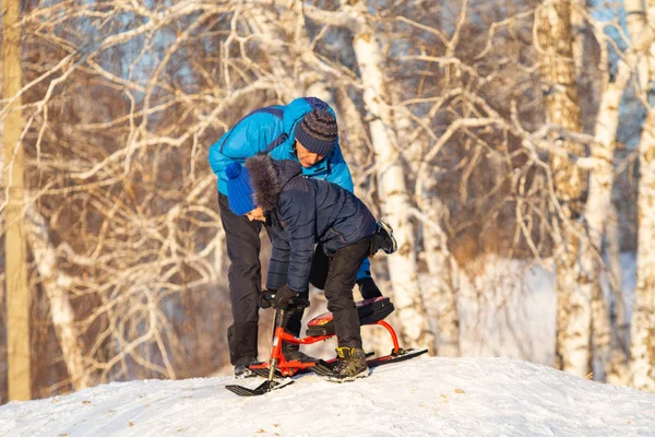Petropavlovsk Kazakhstan Dezembro 2018 Crianças Pais Esquiam Inverno Trenó Cazaquistão — Fotografia de Stock