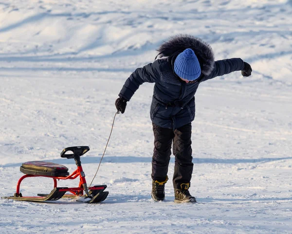Petropavlovsk, Kazakistan - 23 Aralık 2018: çocuklar ve ebeveynler Kayak Kış bir kızak üzerinde. Kazakistan, spor tatil.