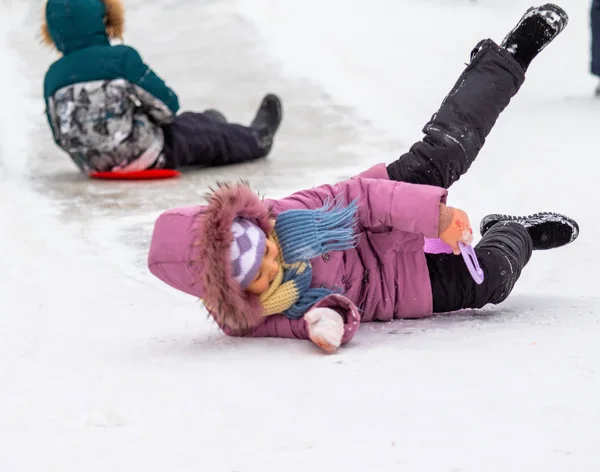 ペトロパブロフスク カザフスタン 2019 子供たちは氷のような丘の上に乗る 大人と子供が一緒に公園でのんびり — ストック写真