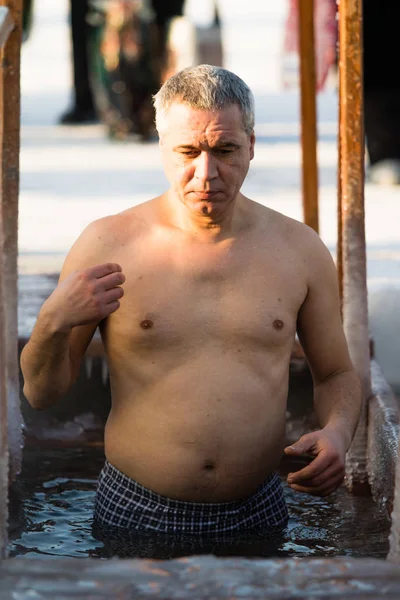 Petropavlovsk Kazahsztán 2018 Január Keresztség Emberek Úszni Jég Lyuk Télen — Stock Fotó