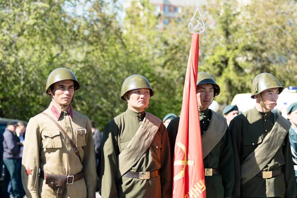 Petropavlovsk, Kazakistan - 9 Mayıs 2016: 9 Mayıs 2016 Petropavlovsk, Kazakistan'daki zafer günü. Ölü savaş anısına. Üyeler mutlu.