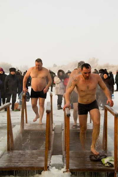 Petropavlovsk, Kazakistan - 19 Ocak 2018: vaftiz. Kışın buz delik insanlar yüzmek.