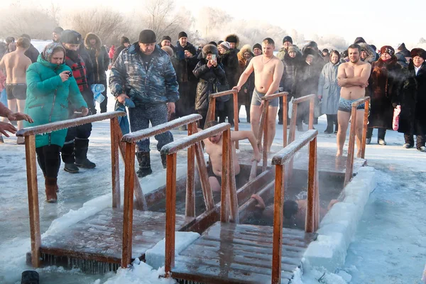 Петропавловск Казахстан Январь 2018 Христианский Праздник Крещение Господне Люди Купаются — стоковое фото