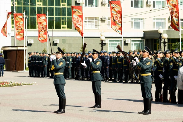 Petropavlovsk 7 Mayıs 2016: Resmi tatil. Defender'ı vatan günün Kazakistan'da 7 Mayıs kutladı. Asker ve askeri. Toplu kutlamalar insanlar.