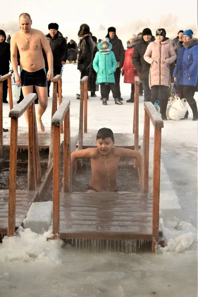 Petropavlovsk Kazakhstan Janeiro 2018 Batismo Pessoas Nadam Buraco Gelo Inverno — Fotografia de Stock