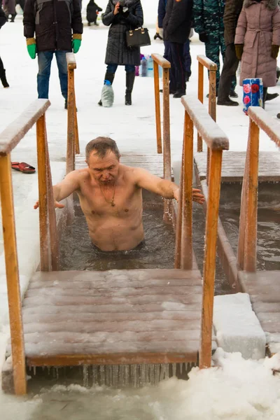 Petropavlovsk, Kazakistan - 19 Ocak 2018: vaftiz. Kışın buz delik insanlar yüzmek.