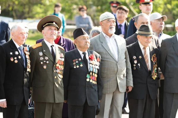 Petropavlovsk 7 Mayıs 2016: Resmi tatil. Defender'ı vatan günün Kazakistan'da 7 Mayıs kutladı. Asker ve askeri. Toplu kutlamalar insanlar.