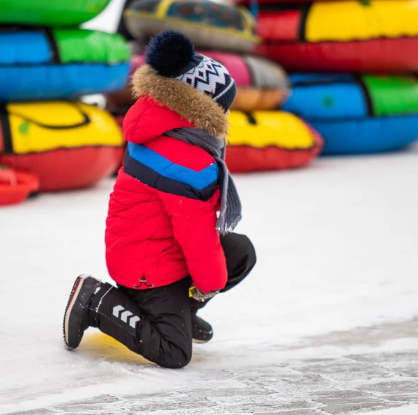 ペトロパブロフスク カザフスタン 2019 子供たちは氷のような丘の上に乗る 大人と子供が一緒に公園でのんびり — ストック写真