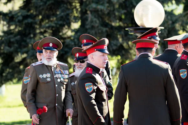Petropavlovsk, Kazakistan - 9 Mayıs 2016: 9 Mayıs 2016 Petropavlovsk, Kazakistan'daki zafer günü. Ölü savaş anısına. Üyeler mutlu.