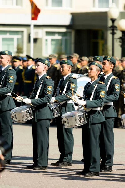 Petropavlovsk 7 Mayıs 2016: Resmi tatil. Defender'ı vatan günün Kazakistan'da 7 Mayıs kutladı. Asker ve askeri. Toplu kutlamalar insanlar.